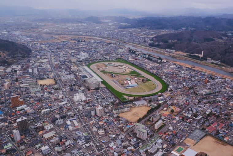 福島競馬場を見下ろす