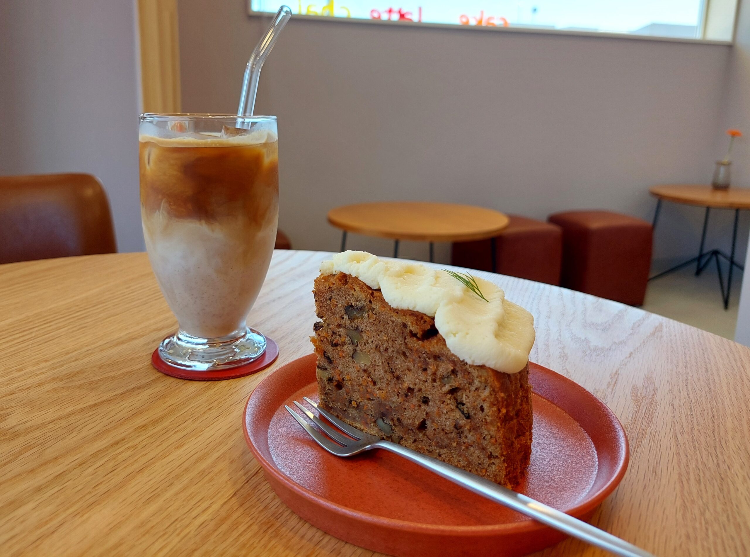 キャロットケーキ（500円）とアイスカフェラテ（500円）