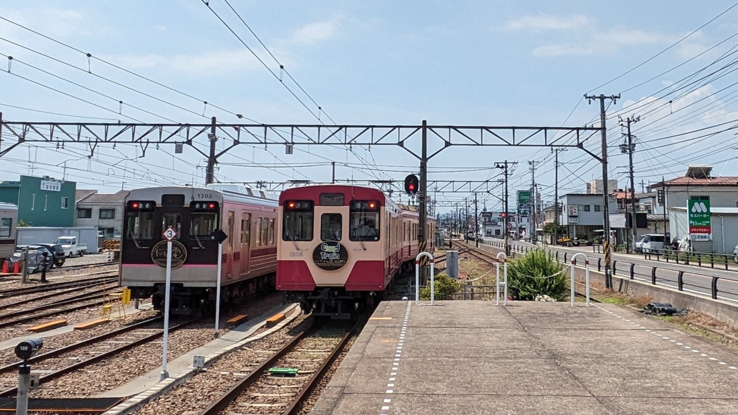 現行列車とレトロデザイン列車の並んでいる様子