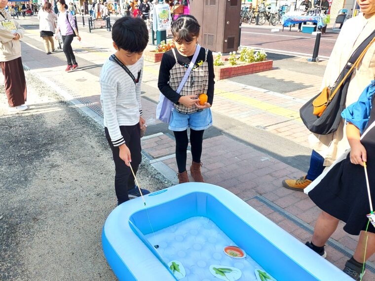 野菜釣りをする子ども達