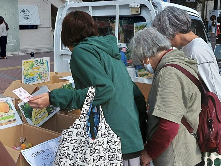 軽トラ市で買い物する様子