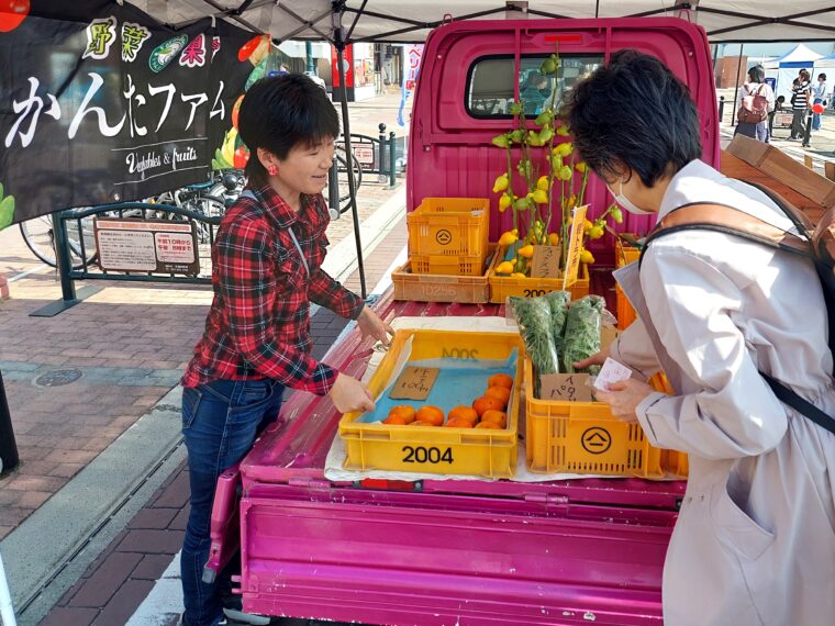 生産者と会話をしながら買い物する様子