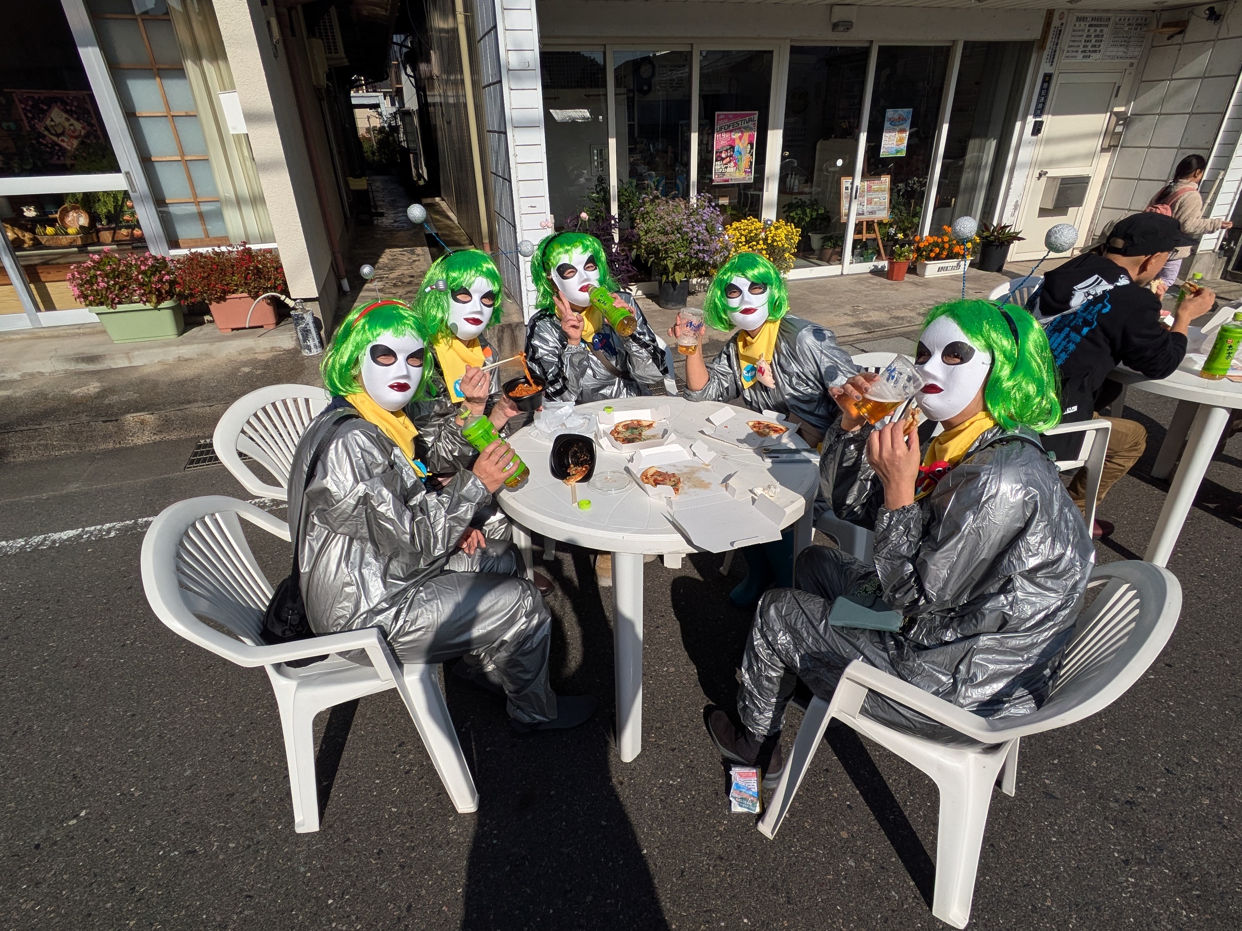 飯野町の食材を味わう宇宙人のみなさん