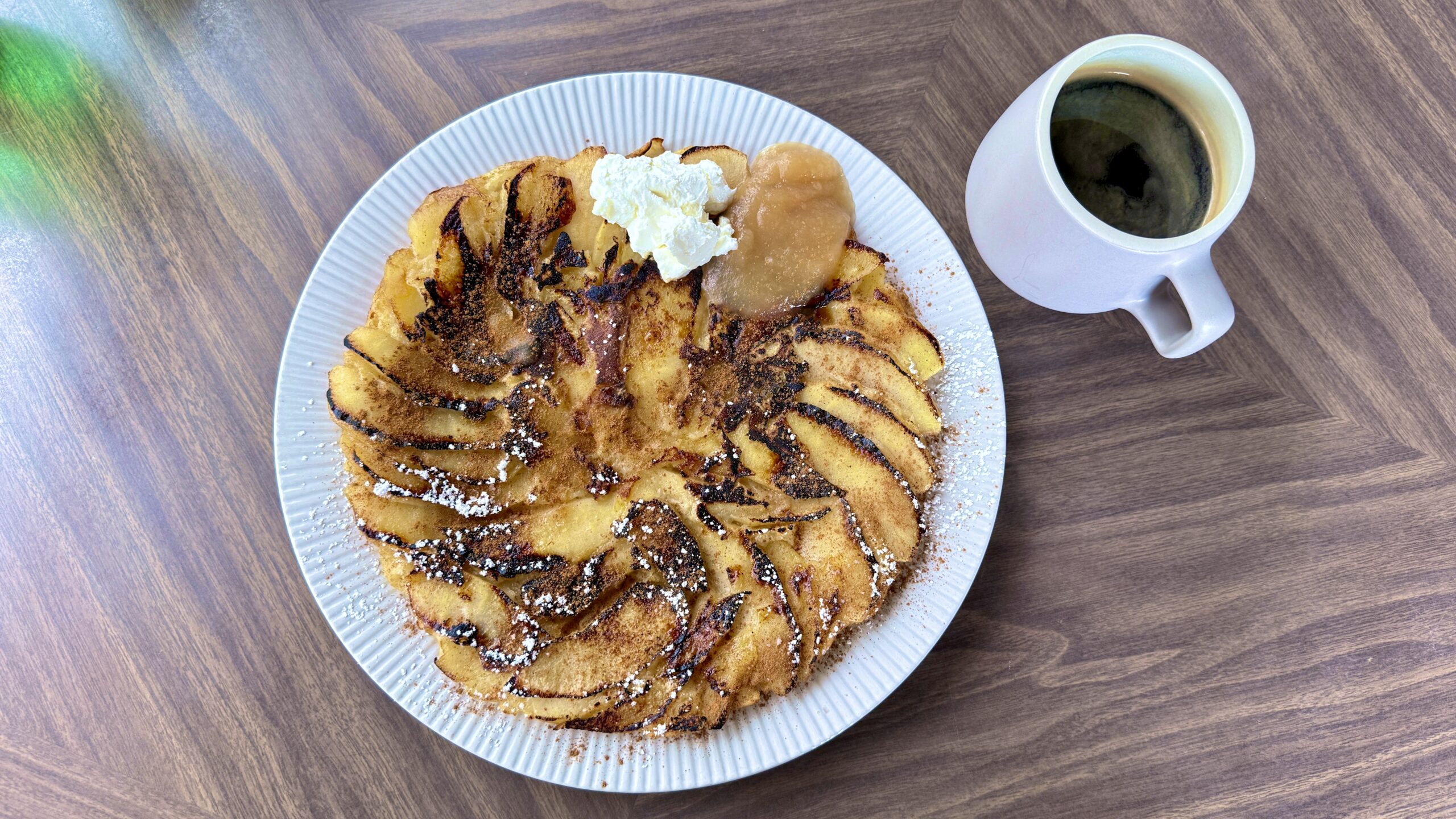 りんごのパネクック。深煎りで淹れてもらったコーヒーが最高に合います