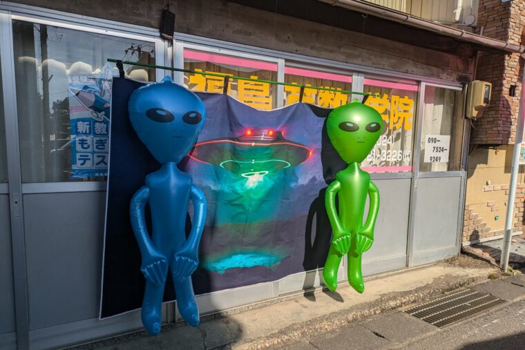 フォトスポット。宇宙人と一緒に写真が撮れる